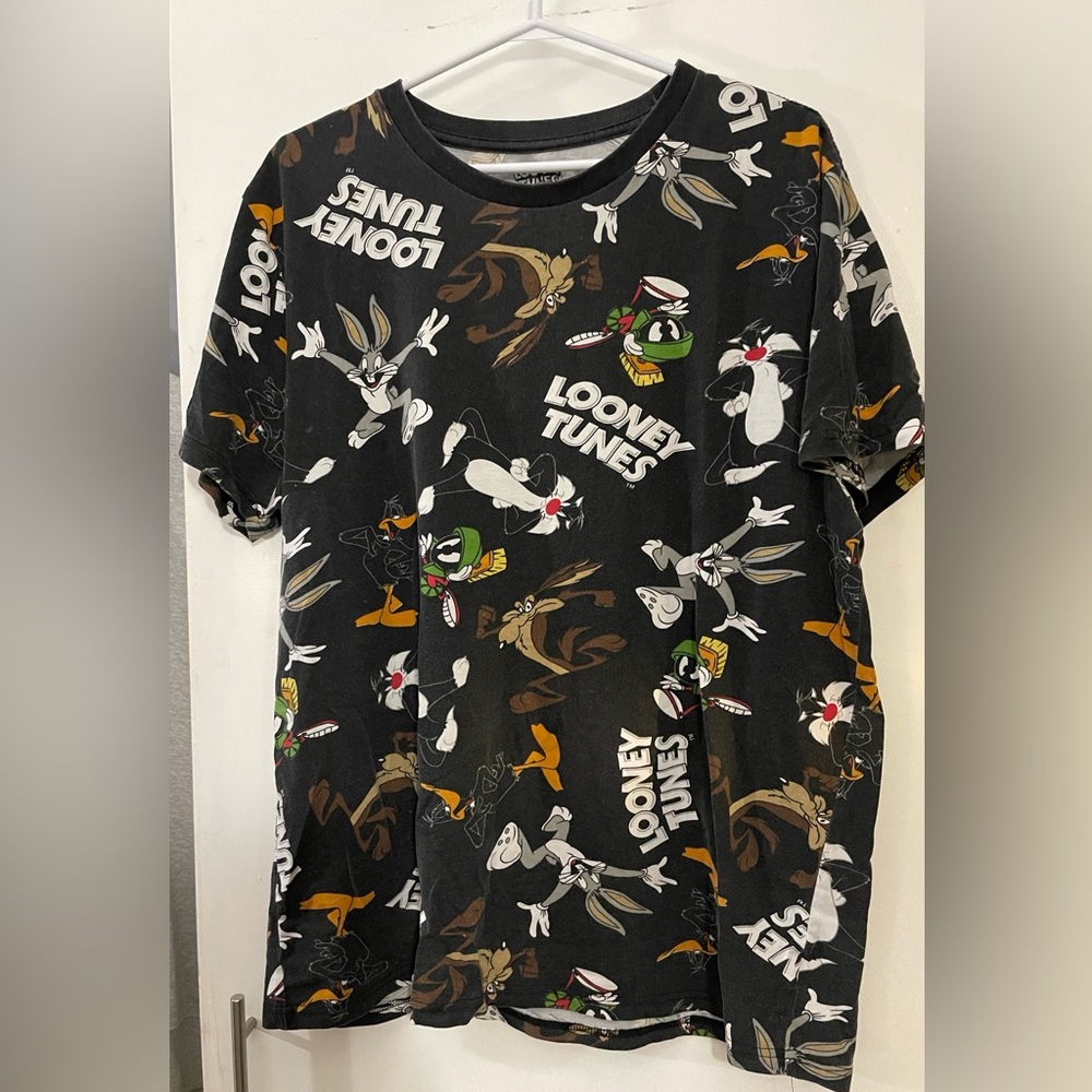 Men’s looney toones shirt